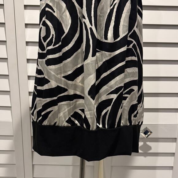 Chic Black and White Sleeveless Top - Picture 3 of 8